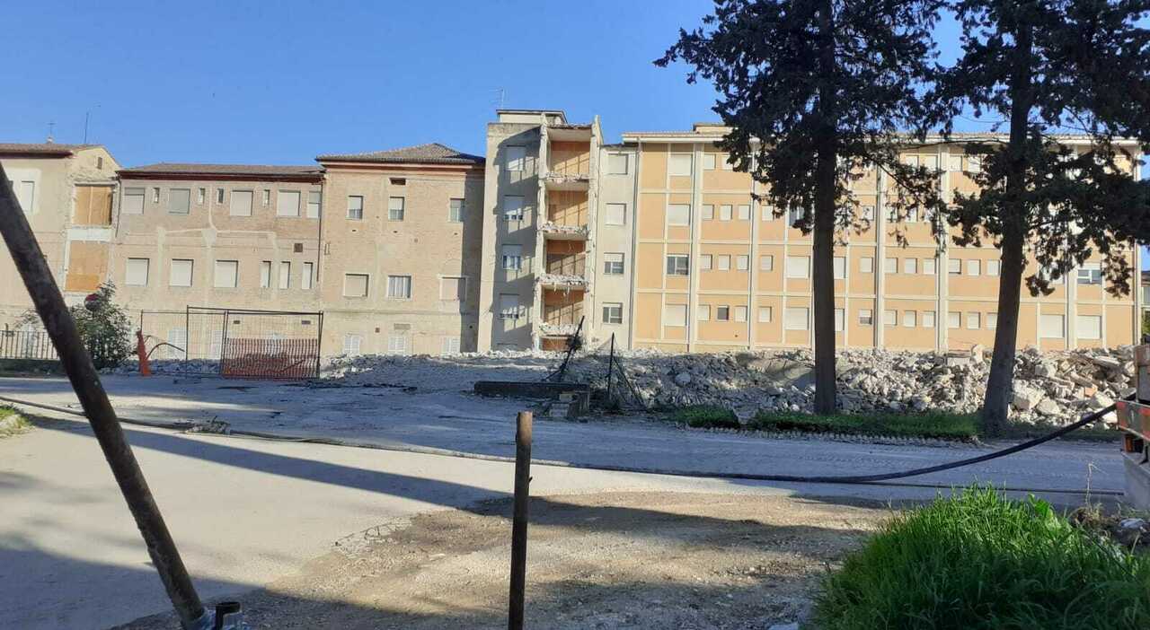 Area ex ospedale di Jesi lavori di demolizione in viale della vittoria
