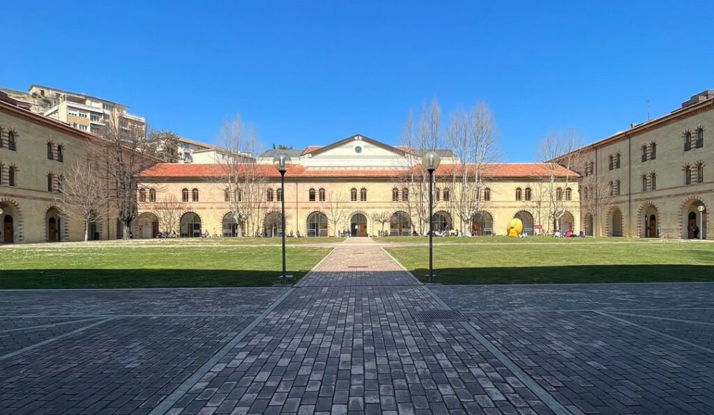 Lo stabile che ospita la facoltà di economia Lo stabile che ospita la facoltà di economia