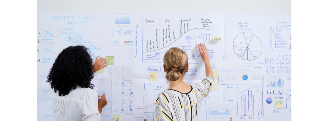 pianificazione interventi due donne lavorano sul pannello di progettazione