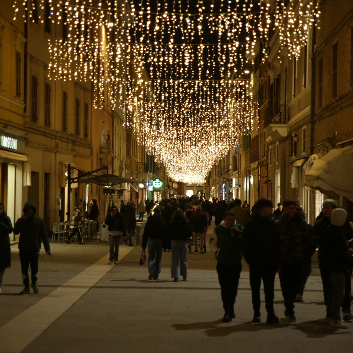 Il corso illuminato con le luci natalizie